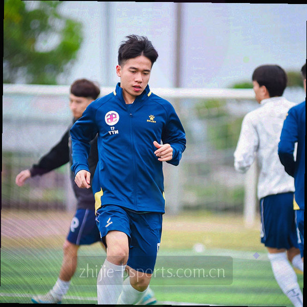 笔记本电脑屏幕显示比分图表与射门数据